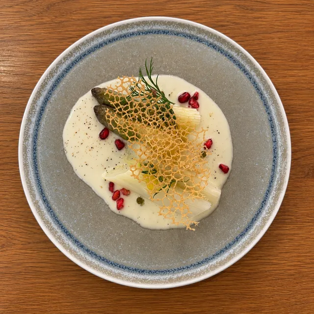 Asperges blanches et vertes, sauce crémeuse, grenade, aneth et tuile dentelle