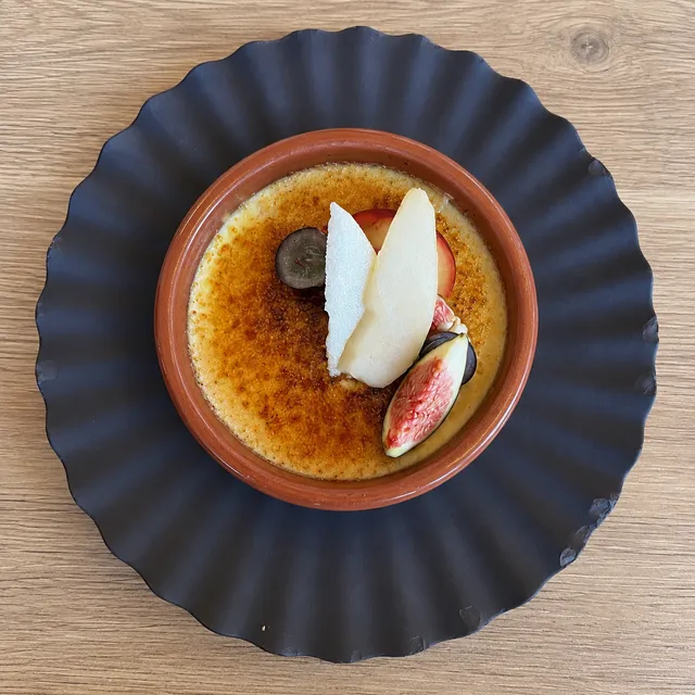 Crème brûlée caramélisée, poire, figue et raisin