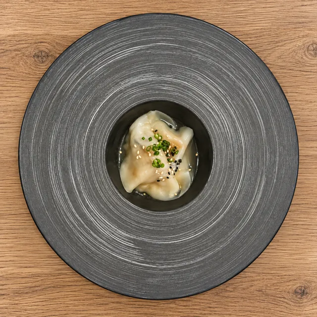 Gyoza dans leur bouillon, sésame et cébette