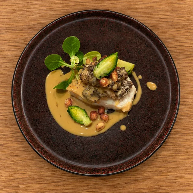 Poisson du marché aux morilles, noisettes et choux de Bruxelles