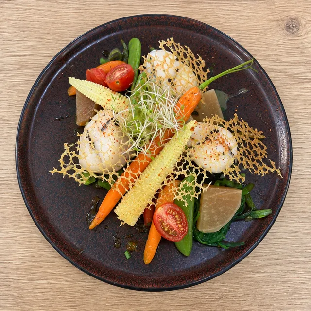 Noix de Saint-Jacques snackées, mini-maïs, carottes, tomates cerises et tuile dentelle