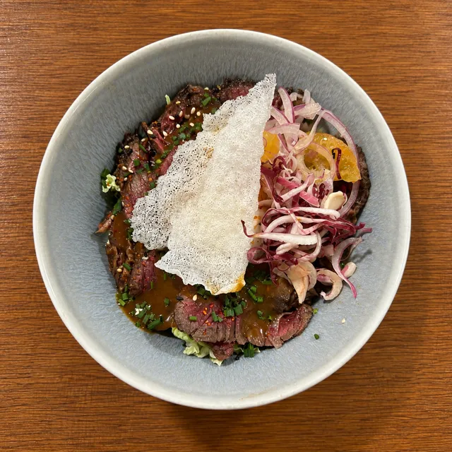 Tataki de bœuf, sauce yakiniku, tuile de riz et pickles d'oignon rouge